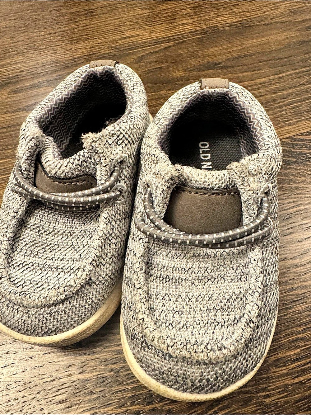 Old Navy Gray & White Sneaker Shoes - Toddler 5